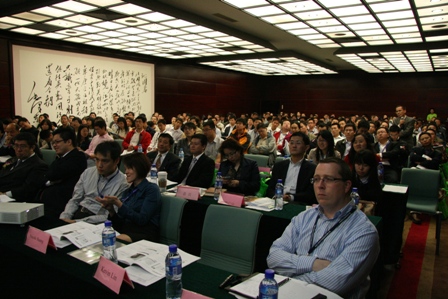 現(xiàn)場觀眾聚精會(huì)神聽講演