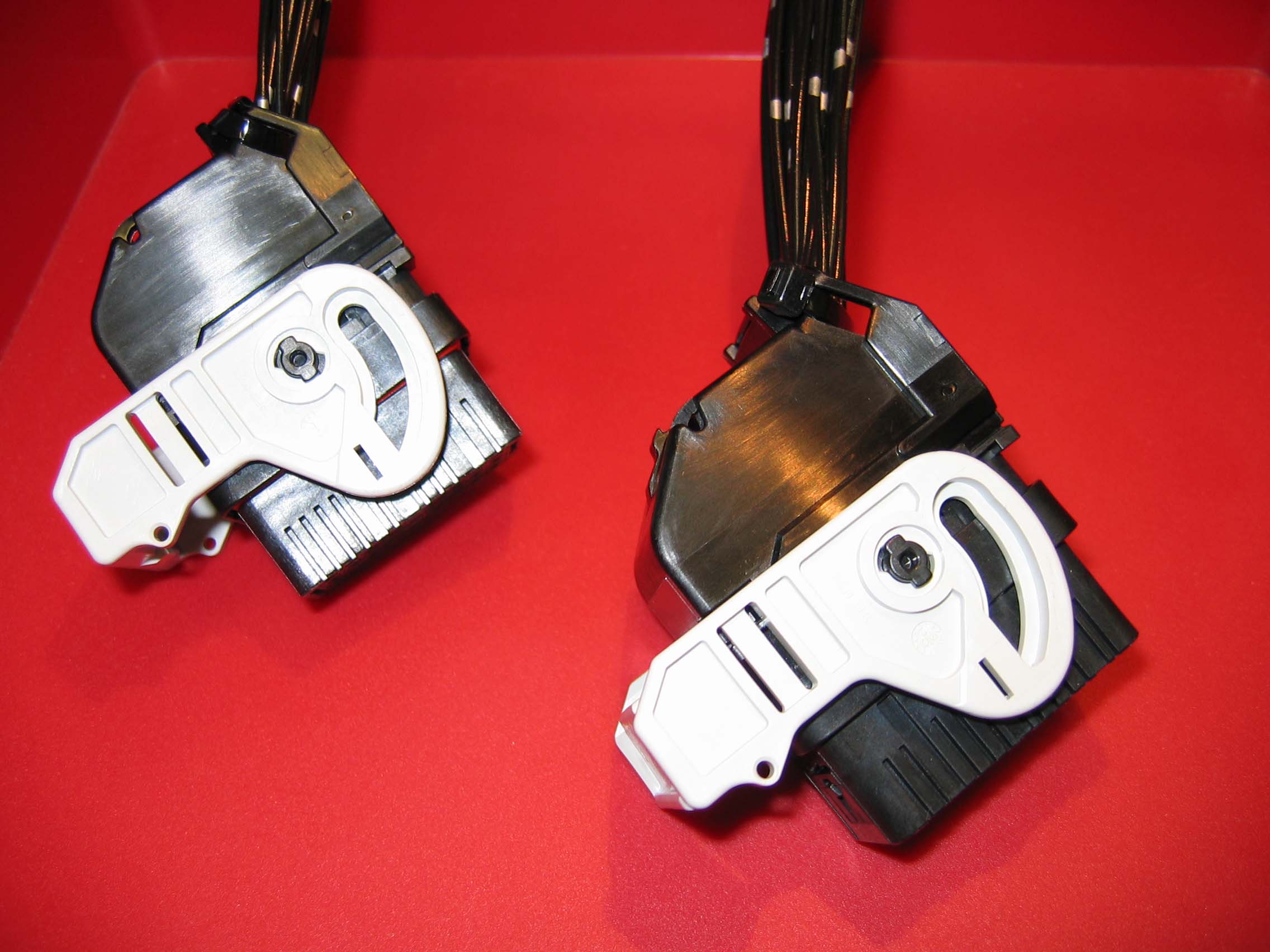 CMX密封型、 混合式、高密度、模塊化連接器系列