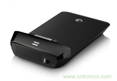 Thunderbolt高速傳輸接口可轉(zhuǎn)換成SATA接口，連接2.5寸硬盤(pán)產(chǎn)品