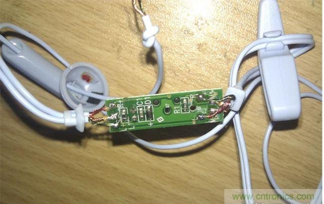 背面：電阻，電容，電感。接線圖也有標(biāo)注。很復(fù)雜的線控。