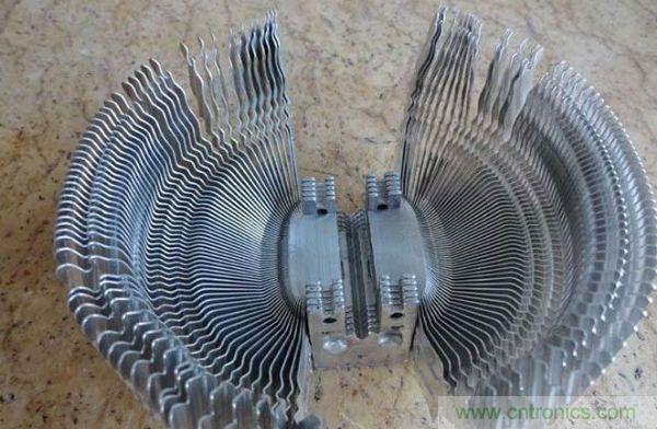 變廢為寶！風(fēng)扇散熱器變身山寨LED燈