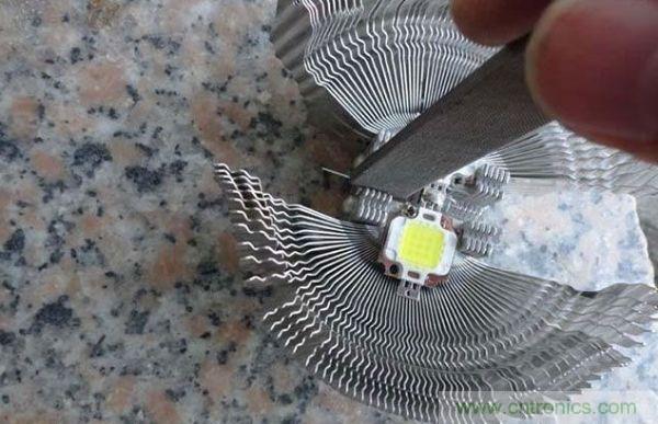 變廢為寶！風(fēng)扇散熱器變身山寨LED燈