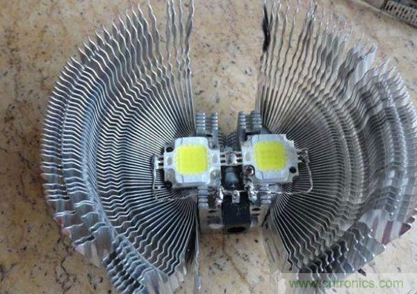 變廢為寶！風(fēng)扇散熱器變身山寨LED燈