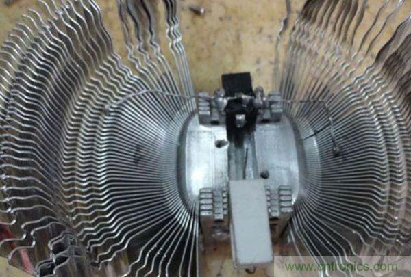 變廢為寶！風(fēng)扇散熱器變身山寨LED燈