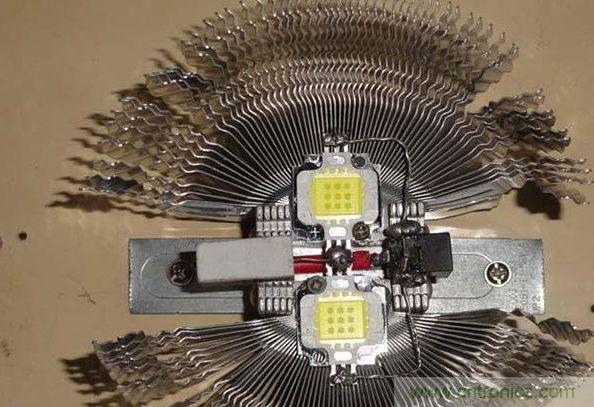 變廢為寶！風(fēng)扇散熱器變身山寨LED燈