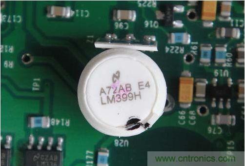 一只正在FLUKE 8808A 五位半數(shù)字萬用表中&ldquo;服役&rdquo;的LM399H