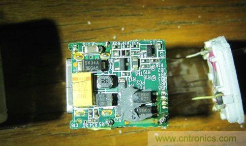 蘋(píng)果充電器拆解