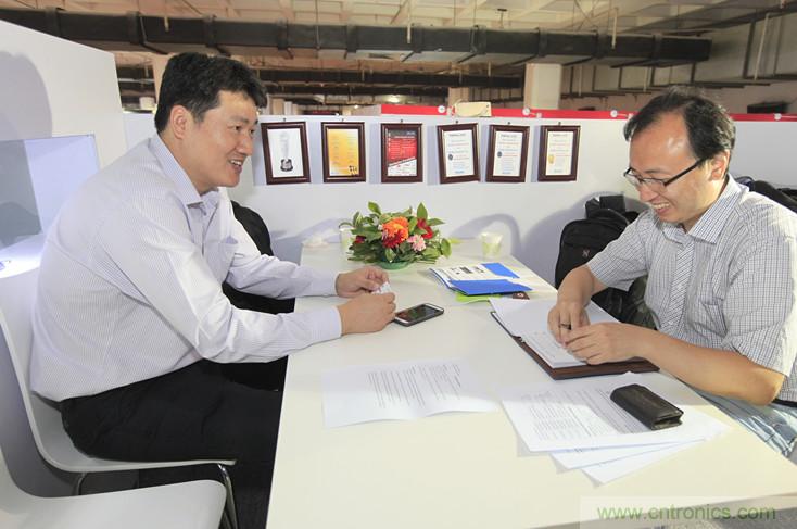 左一，Molex高級地區(qū)營業(yè)經(jīng)理王中