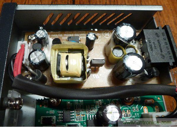 圖5：去掉塑料防護(hù)罩后的電源子系統(tǒng)細(xì)節(jié)特寫(xiě)。