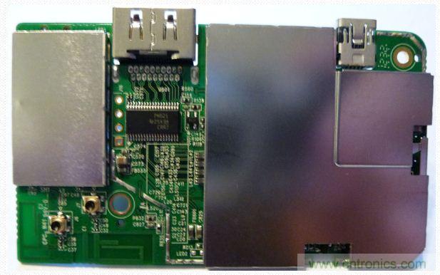 圖(f)：PTV3000流媒體適配器拆解過程。