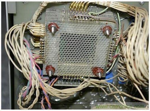 拆解也懷舊，讓人驚嘆的古董級可編程科學(xué)計(jì)算器 from 1966