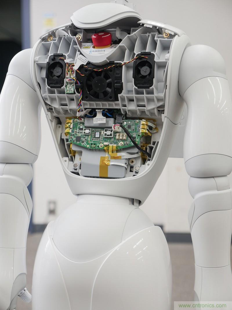 拆解筆記本不過癮，那就來拆拆日本情感機器人吧！