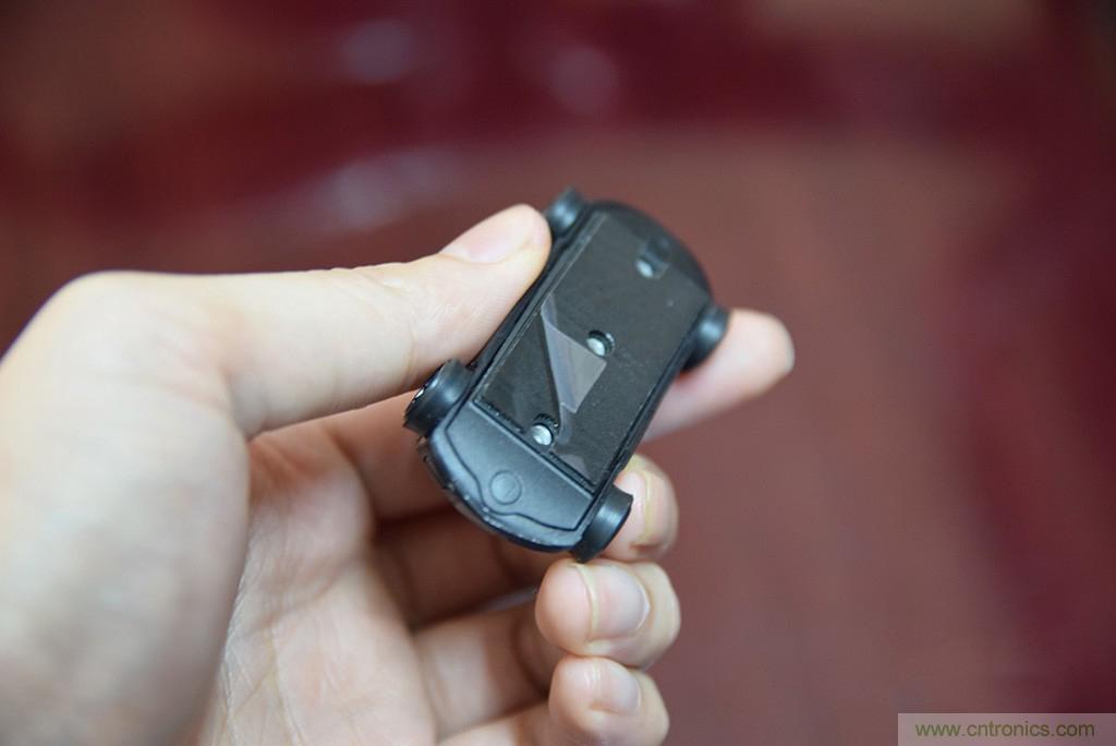 虛擬與現(xiàn)實相結(jié)合的飛車游戲，讓你體驗速度與激情的碰撞！