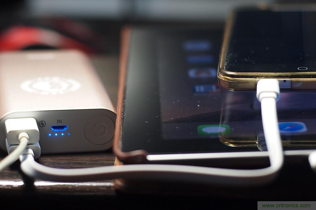 移動電源也玩雙引擎？快到你想象不到