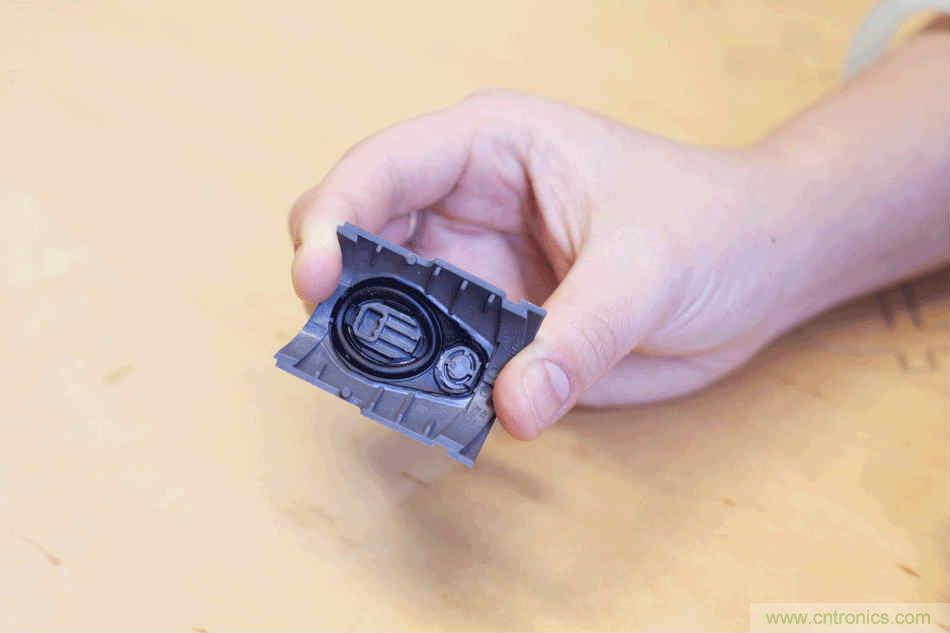 拆解戴森吹風(fēng)機(jī)：近三千元的價(jià)格貴在哪？