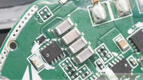 拆解華為保時捷設(shè)計快充無線充電器：憑啥能賣699？