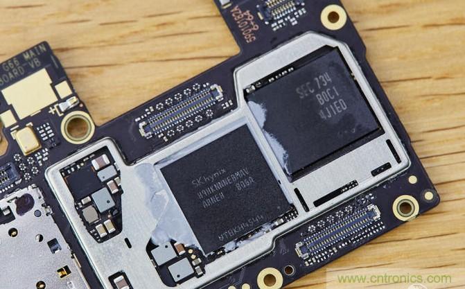 拆解黑鯊手機(jī)：多級(jí)直觸一體式液冷系統(tǒng)有什么門(mén)道？