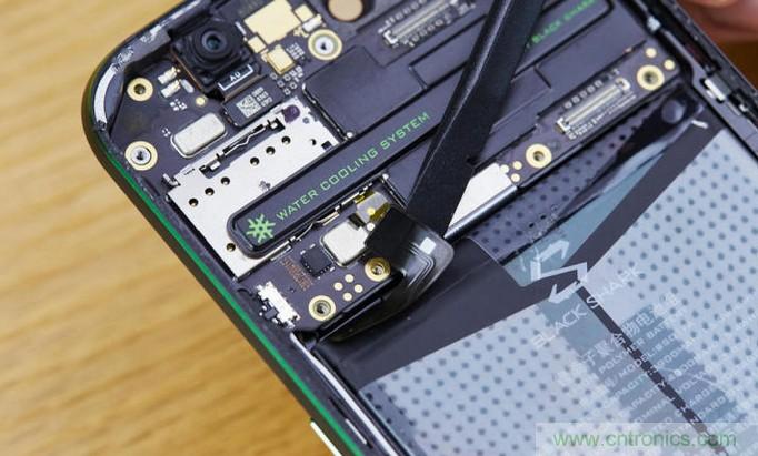 拆解黑鯊手機(jī)：多級(jí)直觸一體式液冷系統(tǒng)有什么門(mén)道？
