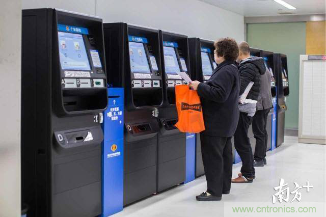 探路政務(wù)辦事柜臺&ldquo;無人化&rdquo;，引領(lǐng)&ldquo;互聯(lián)網(wǎng)+政務(wù)&rdquo;革新