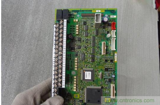 變頻器的輸出頻率調(diào)高，那么輸出電壓將如何提高？