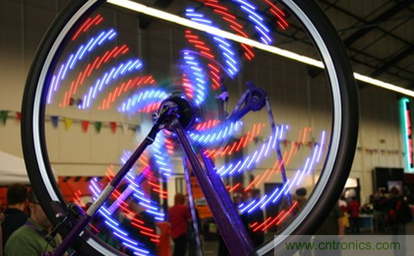 電燈泡內(nèi)通有交流電，為什么看不到燈泡在閃爍？