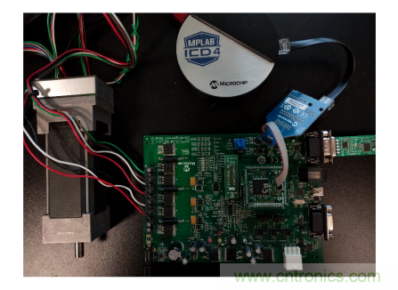 如何使用降階隆伯格觀測(cè)器估算永磁同步電機(jī)的轉(zhuǎn)子磁鏈位置？