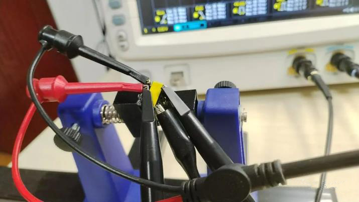 如何利用示波器快速判斷變壓器的同名端和異名端？